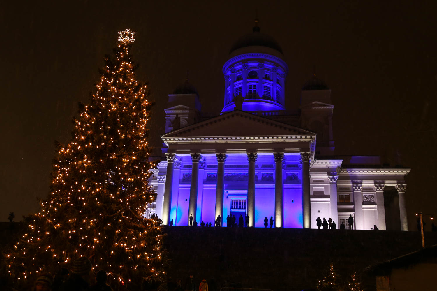 Suomi pukeutui juhlaan – tältä näyttää Helsingissä nyt