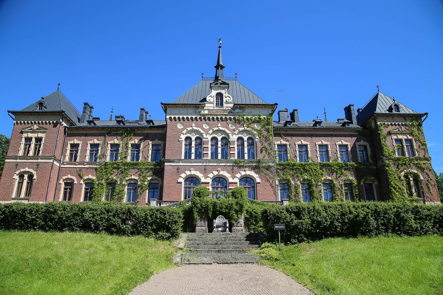 Kreivin luona kylässä Malmgårdin linnassa