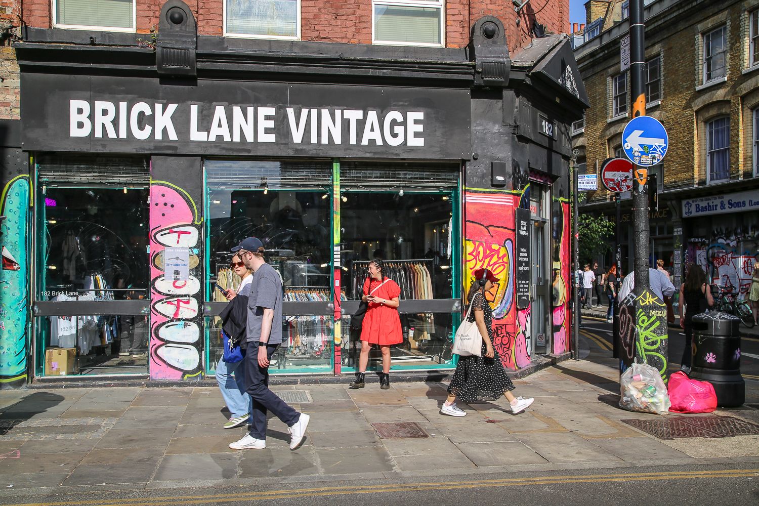 Lontoon oudoin kokemus: väkivaltainen tappelu Brick Lanen leipomossa